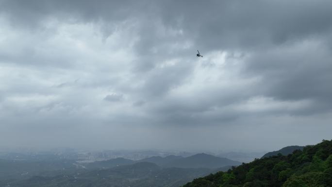 直升机飞跃梧桐山