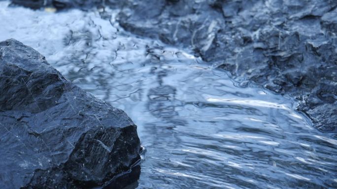 小溪石头水流涌动宁静写意意境禅意