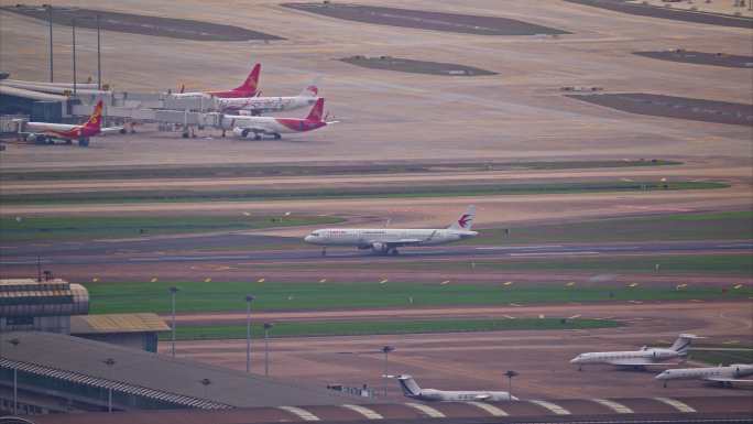 8K深圳机场降落的中国东方航空客机