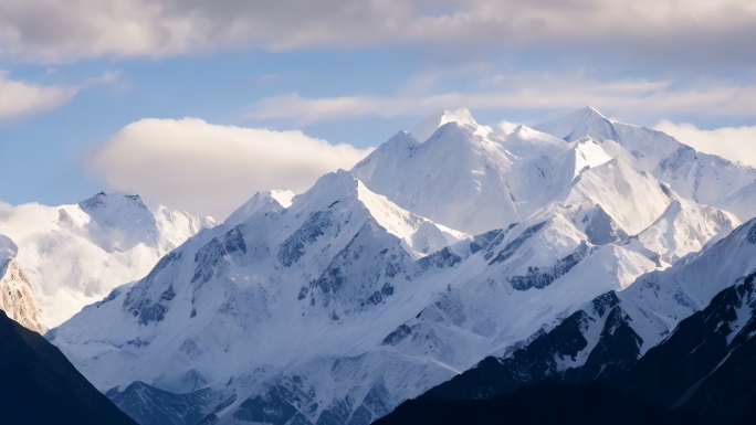 雪山日照金山航拍