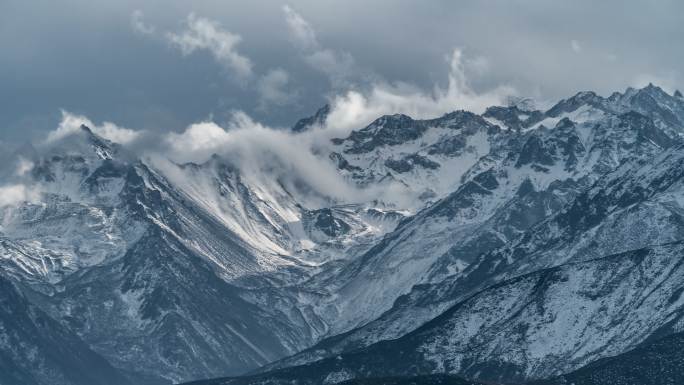 雪山下的康定市