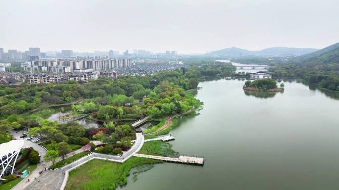 航拍春雨迷蒙下的江苏无锡蠡湖国家湿地公园