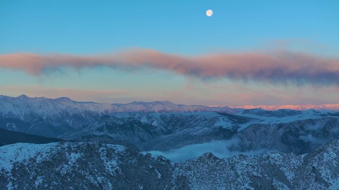 雪山月亮升起