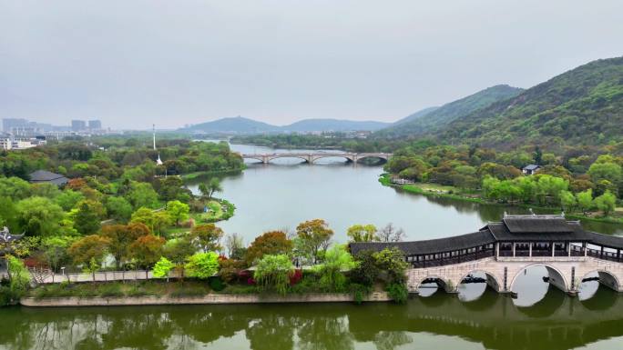 航拍春雨迷蒙下的江苏无锡蠡湖国家湿地公园