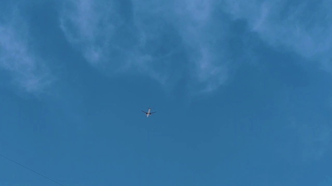 一架飞机在蓝天飞过