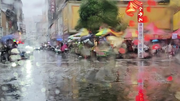 行驶街道雨景 雨天车窗外街景玻璃折射镜像