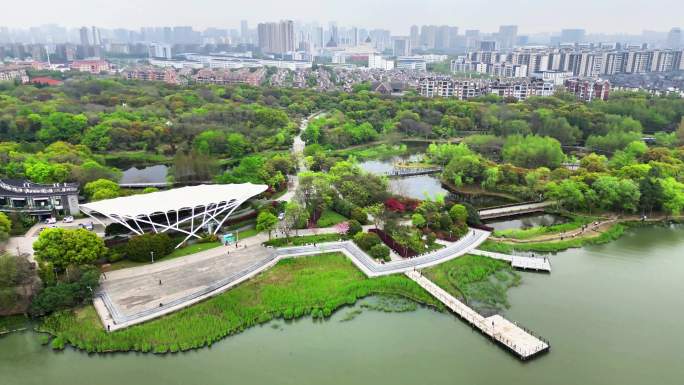 航拍春雨迷蒙下的江苏无锡蠡湖国家湿地公园