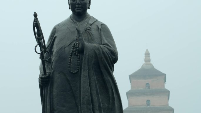 大雁塔玄奘雕像雨天西安 7