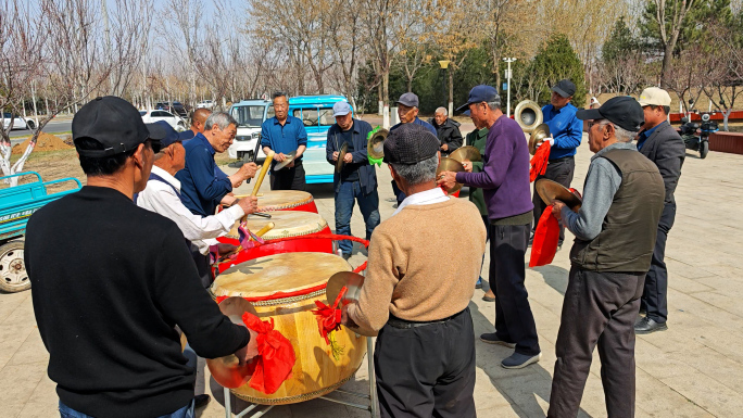 公园敲锣打鼓健身娱乐