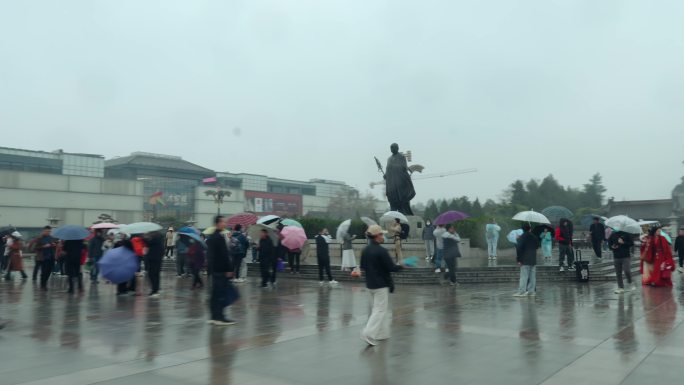 大雁塔玄奘雕像雨天西安游客