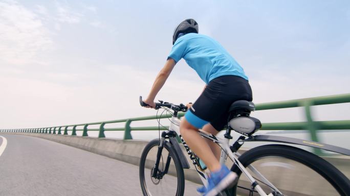 环湖公路骑行运动健身骑自行车锻炼身体低碳