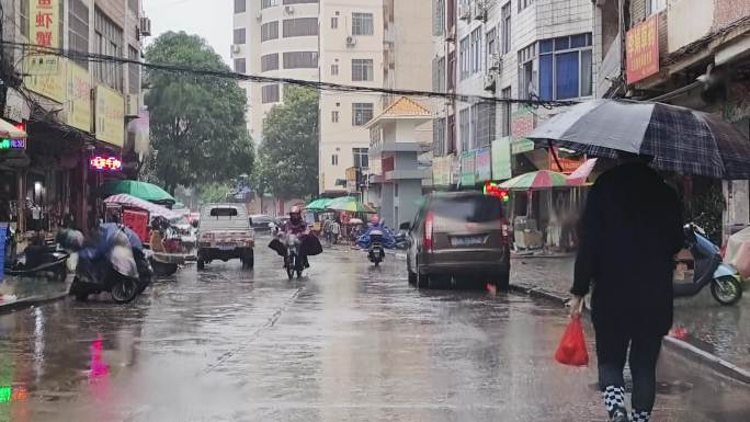 雨天行人街道雨景雨天道路 雨伞下雨的街道