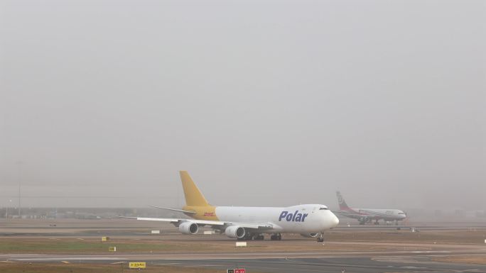 机场里的平流雾 波音747货机滑行