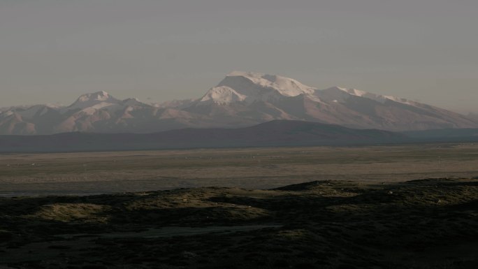西藏阿里地区山脉湖泊云彩延時4K夜空延时