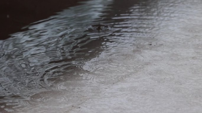 雨水落在地面激起波波水纹慢动作