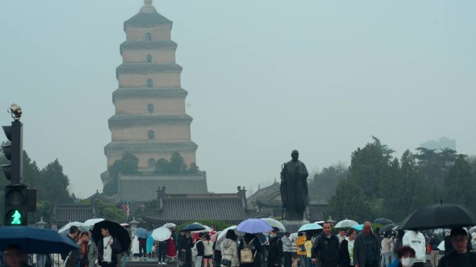 大雁塔玄奘雕像雨天西安旅游游客人流