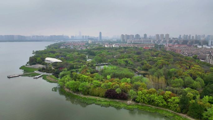 航拍春雨迷蒙下的江苏无锡蠡湖国家湿地公园