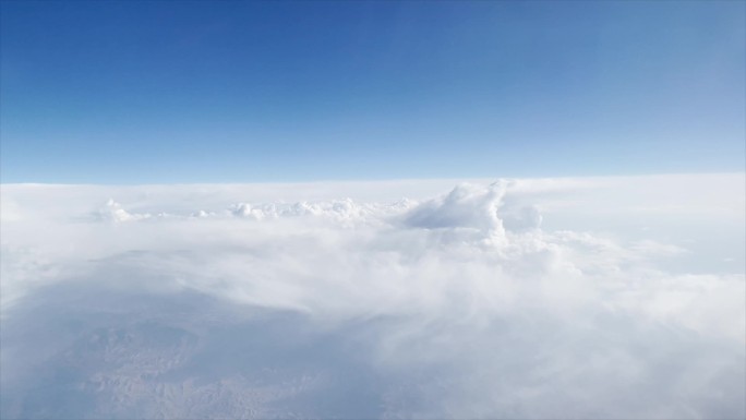 飞机上壮观的云
