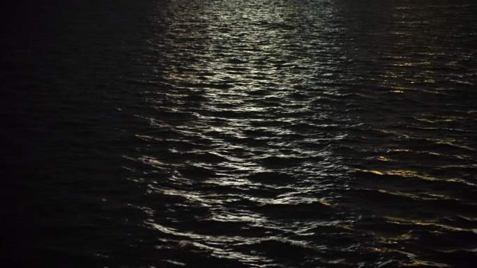 夜晚水面波光粼粼夜景海面月光湖面灯光水纹