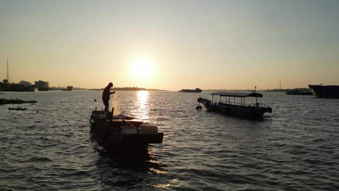 湄公河渔民 湄公河入海口日出