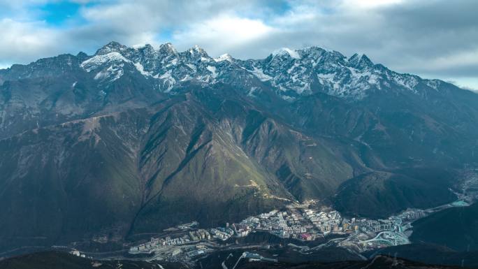 雪山下的康定市