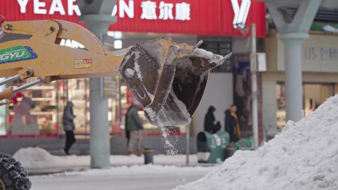 武汉冻雨大雪城市街道铲雪车铲雪推土机