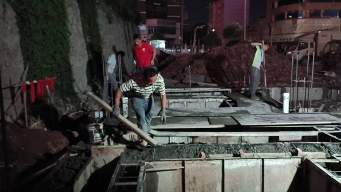 农民工的夜晚水泥翻倒车民工工地基建工地