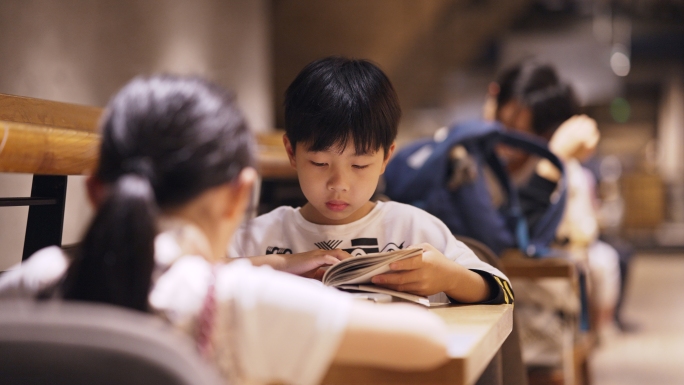 书店看书学习图书馆书城阅读小孩看书阅览室