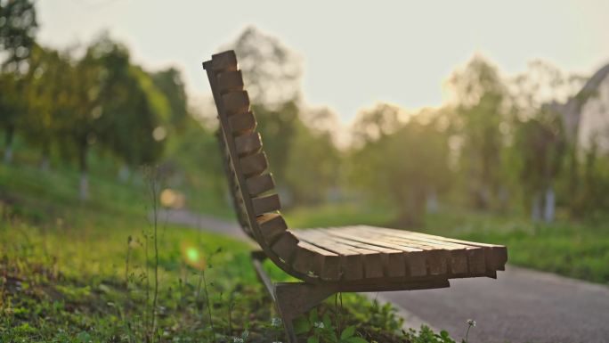 夕阳下 晨光中的公园椅子