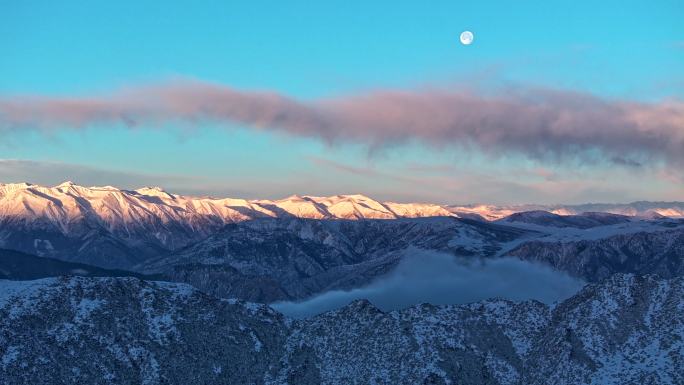 雪山月亮升起