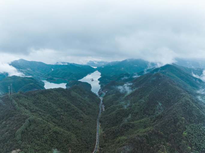 水库绿水青山云雾乡村振兴大山清晨晨雾雨后