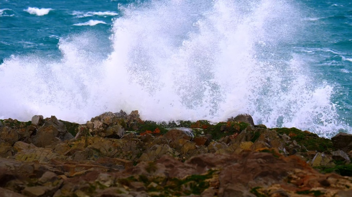 海浪拍打礁石浪花海滩