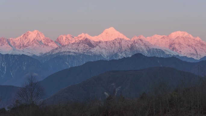 贡嘎日照金山