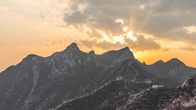 北京春天箭扣长城与漫山遍野山桃花夕阳日落