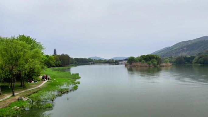 航拍春雨迷蒙下的江苏无锡蠡湖国家湿地公园