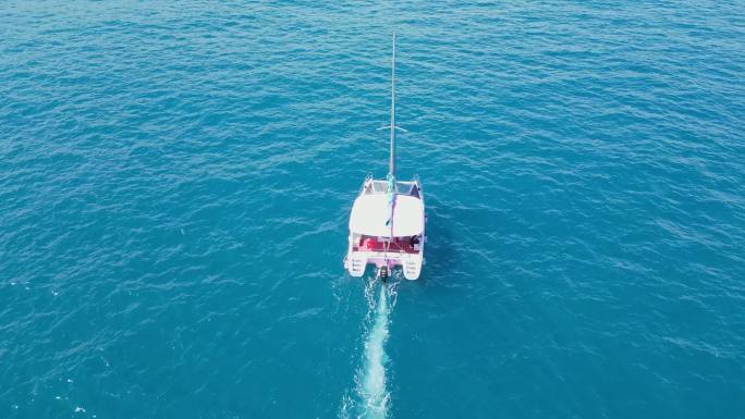 海南三亚高视角航拍西沙海洋蔚蓝色大海帆船