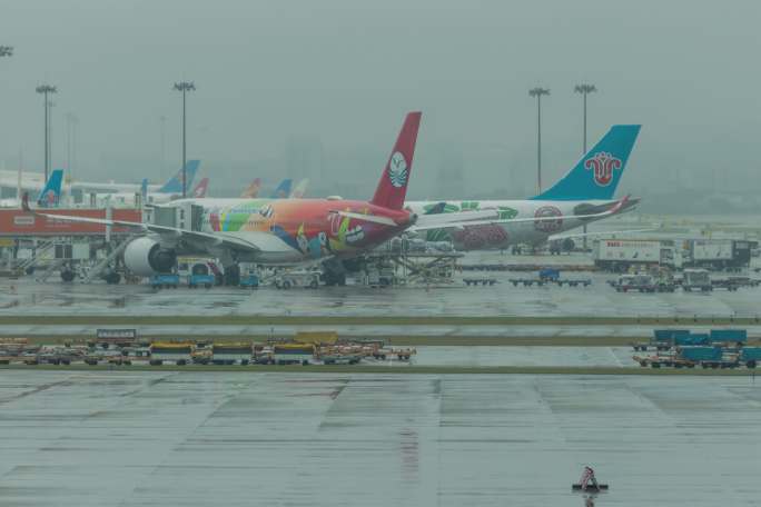 机场延时摄影四川航空熊猫彩绘飞机