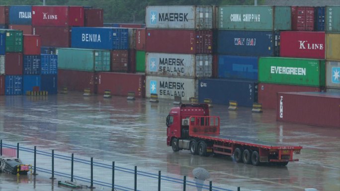 中哈物流 基地货场 下雨天拍摄C044