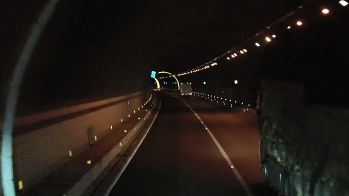 汽车行驶进入隧道黑暗中行车车灯光逆光隧道