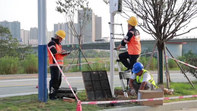 电力工人检查电路建设