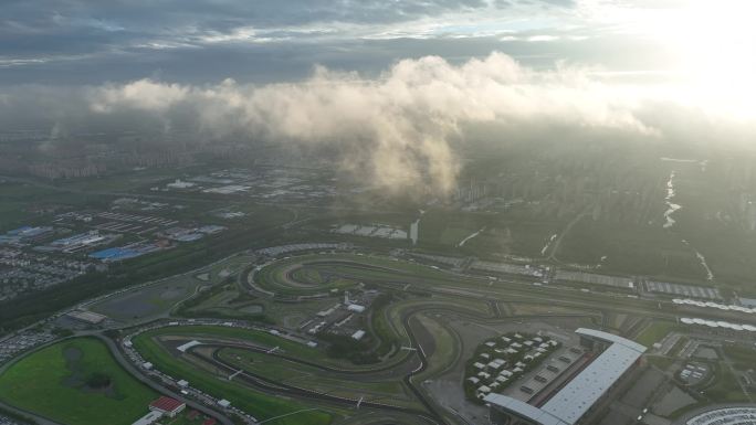 F1 赛车场 云雾缭绕