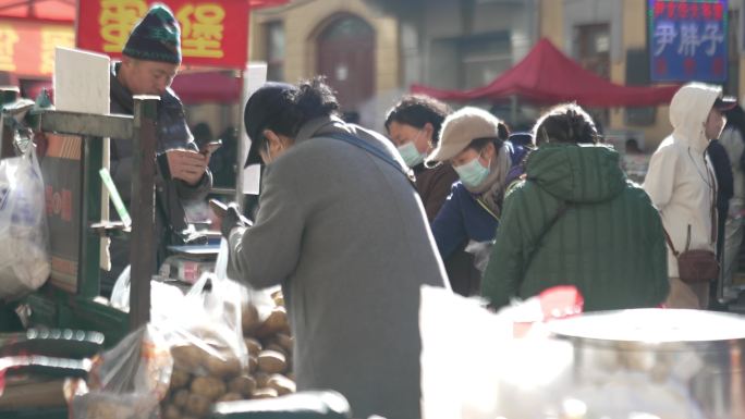 东北哈尔滨早市买卖市场买蔬菜水果土豆商贩