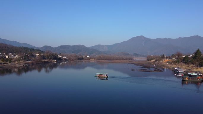 航拍桃花潭湖面一艘船在水面行驶