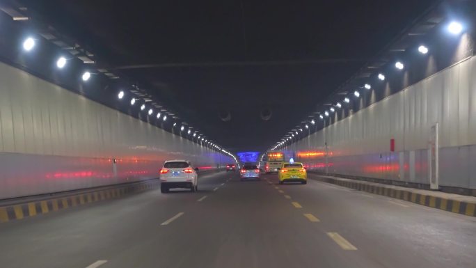 重庆隧道行车2