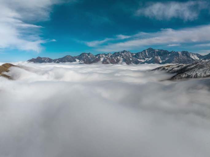 大气航拍雪山云海延时片头片尾素材