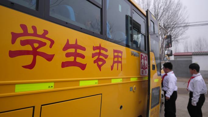 小学生上校车 乘校车