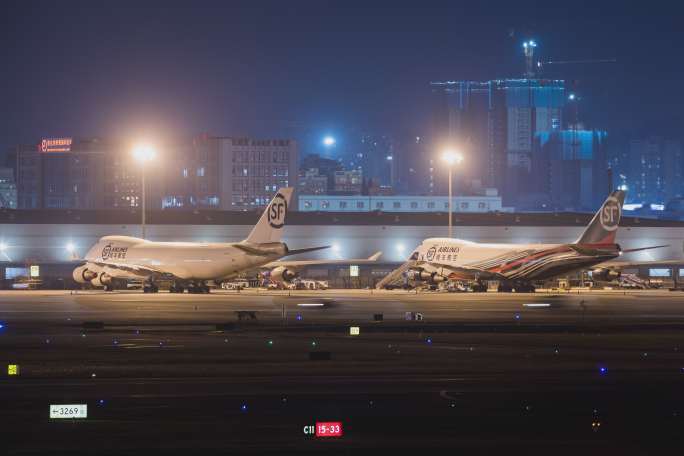 顺丰波音两架747货机日转夜延时摄影