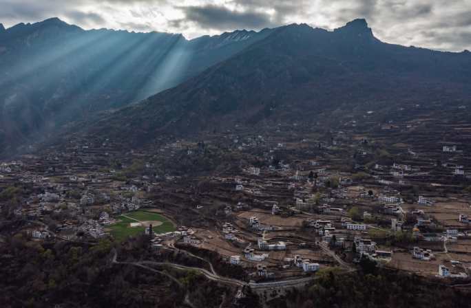 航拍中路藏寨乡村旅游