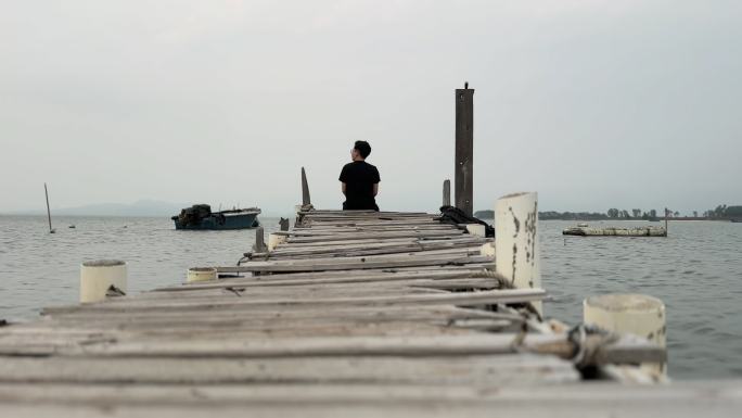 一个人坐在码头看海