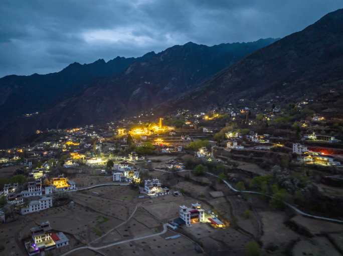 航拍中路藏寨乡村旅游